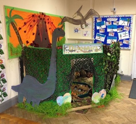 Huishoek: Thema dino's/dinogrot Dinosaur Role Play, Dinosaur Cave, Dinosaurs Eyfs, Dinosaur Classroom, Dinosaur Lesson, Dinosaur Pencil, Dinosaur Activities Preschool, Dinosaur Projects, Dinosaur World