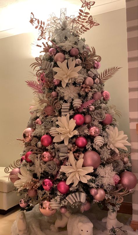 Christian Tree, Tree Decorating Tips, Pink Xmas Tree, Fall Christmas Tree, Pink Christmas Tree Decorations, Pastel Christmas Decor, Christmas Tree Decorating Tips, Christmas Tree Inspo, Christmas Tree Decorating