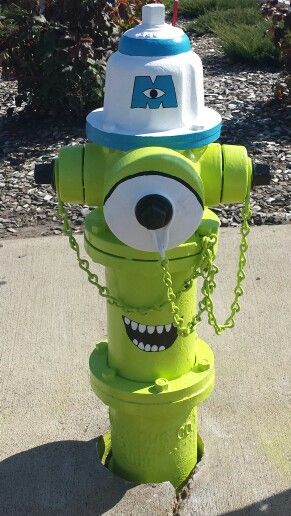 Mike Wazowski fire hydrant in Milaca, Mn. Painted by the O'Brien family. Fire Hydrant Ideas, Fire Hydrant Craft, Fire Dept Decor, Funny Fire, Grafitti Street, Fire Hydrants, Banksy Graffiti, Fire Equipment, Mike Wazowski