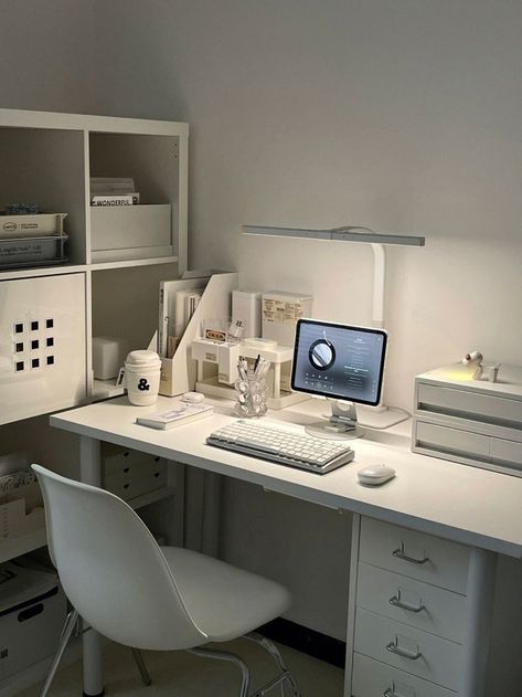 Work Study Motivation, Office Desk Essentials, Book And Bed, Amazon Office, Desk Organisation, Design Desk, Desk Essentials, Room Redesign, Home Office Ideas