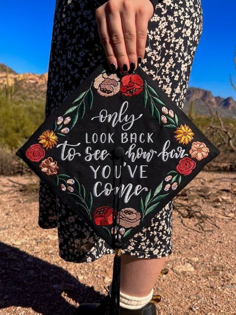 Graduation Cap Designs Aesthetic, College Cap Decorations, Graduation Cap Designs High School, Cap Ideas Graduation, Nurse Graduation Cap Designs, High School Graduation Cap Designs, Graduation Cap Designs College, Graduation Hat Designs, Creative Graduation Caps