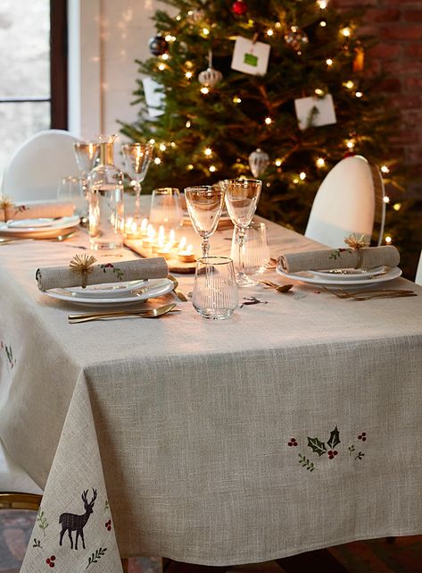 Christmas Tablecloth Ideas, Black Tablecloths, Round Tablecloths, Black Tablecloth, Christmas Dinner Table, Christmas Tablecloth, Golden Thread, Celebrate Good Times, Christmas Runner