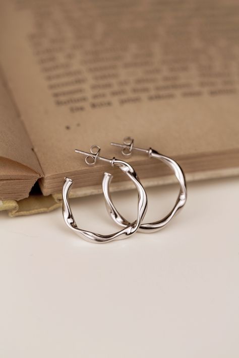 Simple Silver Hoop Earrings, Silver Jewellery Inspiration, Beautiful Jewelry Silver, Silver Jewelry Delicate, Silver Cute Jewelry, Silver Jewellery Minimalist, Dainty Silver Earrings Aesthetic, Cute Earrings Aesthetic Silver, Cute Earrings Aesthetic Simple