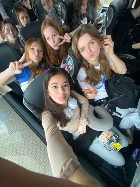 Class Trip Aesthetic, Field Trip Aesthetic, School Friends Aesthetic, Dc School Trip, Boarding School Life, School Highschool, I Need Friends, Friends Moments, Happy Photos