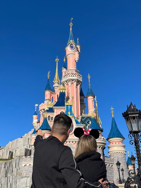 Disneyland Couples Pictures, Paris Couple Pictures, Paris Instagram Pictures, Disney Poses, Paris Disneyland, Disney Outfits Women, Paris Couple, Disneyland Photos, Disney Photo Ideas