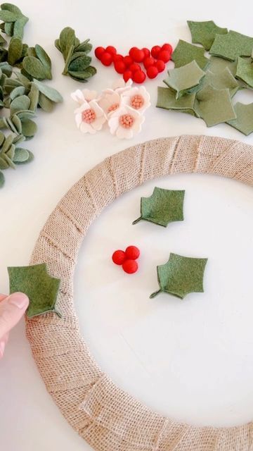 Felt Xmas Wreath Diy, How To Make Felt Poinsettias, Felt Christmas Wreaths, Felt Advent Wreath, Felt Holly Wreath, Felt Pinecones Diy, Felt Wreath Ideas, Felt Poinsettia Wreath, Cardboard Wreath Diy