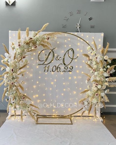 Engagement Backdrop Ideas Diy, White And Gold Photo Backdrop, White And Gold Wedding Themes, Wedding Picture Walls, Engagement Party Photo Ideas, Bridal Room Decor, Engagement Stage Decoration, Dream Wedding Reception, Simple Wedding Decorations