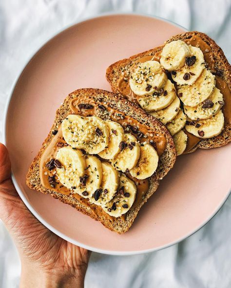 A classic 💕. Sprouted Ezekiel toast topped with creamy unsweetened peanut butter, cinnamon, banana, cacao nibs + hemp seeds. Yes there’s… Smoothie Peanut Butter, Toast Peanut Butter, Midday Slump, Toast Toppers, Low Carb Meal Prep, Peanut Butter Sandwich, Best Low Carb Recipes, Toast Toppings, Easy Smoothie Recipes