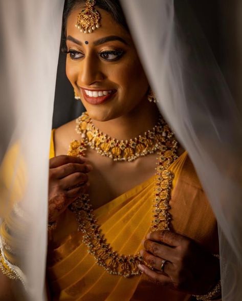 When the makeup artist just gets it right and you feel like a goddess on your big day! 💛 We're loving this glowing makeup look by beauty influencer Vithya (@vithya_visvendra⁠) with perfect skin and gold tones. 🔗 TAP LINK IN BIO for more makeup inspo. Bride @aisy_j Hair and makeup: @vithya_visvendra Photography: @my_photograph_germany Saree: @sathiyassareepalace Jewellery: @alagucharms Bangles: @kanaajewellery Henna: @sithacreations #southindianbride #beautyinfluncer #weddingmakeup Vithya Visvendra, Classic Eye Makeup, Vithya Hair And Makeup, Glowing Makeup Look, Asian Bridal Hair, Wedding Day Makeup, Bridal Hair Makeup, Black Eyeshadow, Glowing Makeup