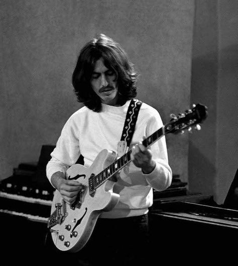 George Harrison in the studio (1969). Olivia Harrison, Beatles George Harrison, Beatles George, Best Guitar Players, Beatles Photos, Beatles Pictures, Beatles Songs, Musica Rock, Guitar Tips