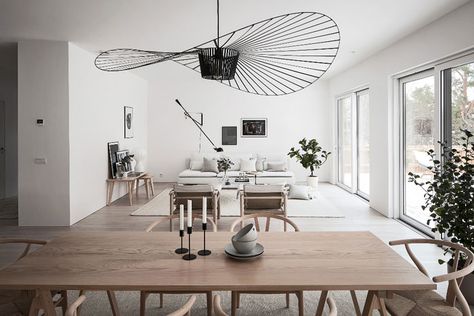 A beautiful, inspiring space with a clear Nordic aesthetic, courtesy of Design Therapy. Lighting Fixtures Farmhouse, Vertigo Pendant, Lighting Fixtures Kitchen Island, Home Lighting Ideas, Fixtures Kitchen, Home Lighting Design, Farmhouse Light Fixtures, Bedroom Light Fixtures, Interior Minimalista