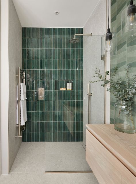 Two Tone Shower Tile Ideas, Small Bathroom Shower Tile Ideas, Bright Bathroom Design, Bathroom Small Space, Adu Bathroom, Green Shower Tile, Bathroom Moodboard, Dark Green Bathrooms, Green Tile Bathroom