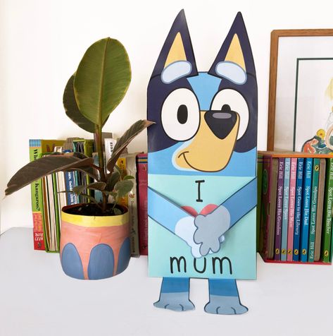 How to create a Bluey hug card - Bluey Official Website Bluey Valentine Boxes For School, Bluey Valentines Boxes Diy, Bluey Bingo Valentines Box Ideas, Bluey Valentines Day Cards, Bluey Diy Decor, Bluey Valentines Box Ideas, Bluey Valentines, Bluey Craft, Bluey Crafts