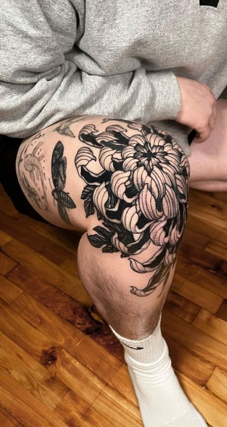 Mens Chrysanthemum Tattoo, Chrysanthemum Half Sleeve Tattoo, Chrysanthemum Leg Sleeve, Black Out Knee Tattoo, All Tattoo Styles, Black Rose Knee Tattoo, Man Knee Tattoo, Flower Knee Tattoo Men, Full Knee Tattoo