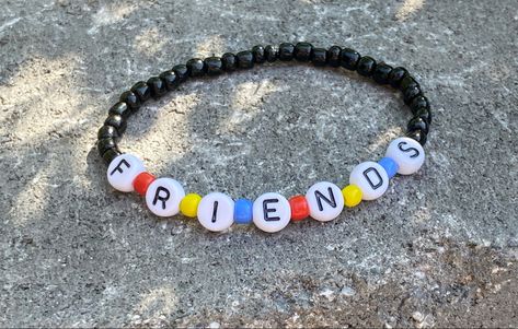 Rocketman Movie, Pulseras Kandi, Pony Bead Bracelets, Cute Friendship Bracelets, Friendship Bracelets With Beads, Friendship Bracelets Designs, Diy Friendship Bracelets Patterns, Bracelet Craft Diy, Kandi Bracelets