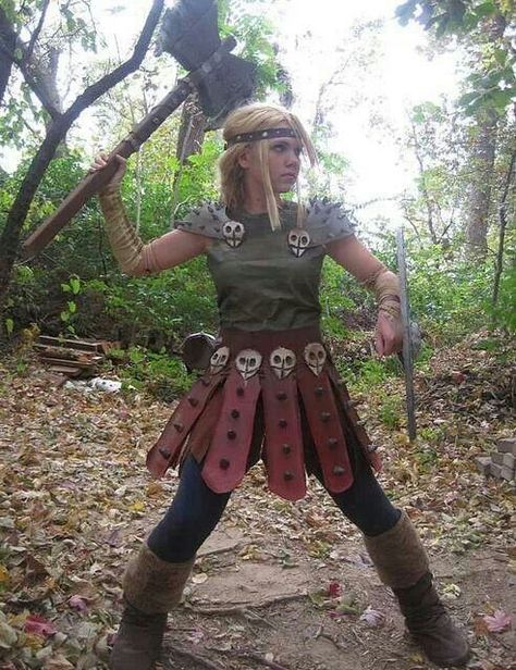 Medieval blonde with axe Astrid Costume, Astrid Cosplay, Embroidery Crafts, Hallowen Costume, Epic Cosplay, Dragon Trainer, Halloween 2022, Costume Diy, Train Your Dragon