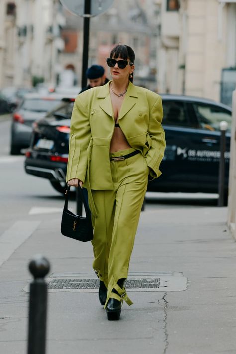 Fashion Week Fall 2023, Spotlight Photography, Street Style 2023, Streets Of Paris, Style 2023, Fall 24, Leather Jacket Outfits, Beauty Magazine, Paris Street Style