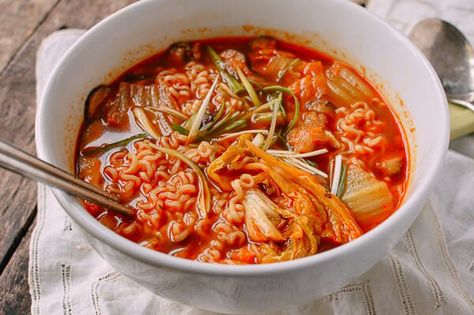 Quick and Easy Kimchi Ramen Easy Kimchi, Kimchi Ramen, Ramen Noodle Recipes, Korean Dishes, Ramen Recipes, Asian Dishes, Korean Food, Kimchi, Asian Recipes