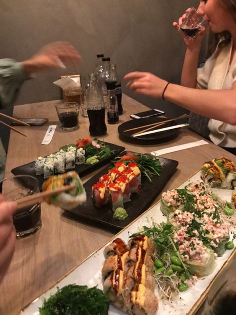 Sushi Dinner, Come Dine With Me, Sushi Night, Night With Friends, Think Food, Food Is Fuel, In The Mood, Pretty Food, Food Cravings