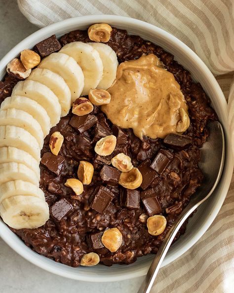 Chocolate Porridge, Oats Milk, Dairy Free Chocolate Chips, Wfpb Recipes, Oatmeal Bowls, Chocolate Oats, Chocolate Oatmeal, How To Roast Hazelnuts, Quick Oats