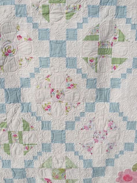 Vintage Floral Quilt Patterns, Blue Flower Quilt, Pink And Blue Quilts, Pastel Quilts Ideas, Pink And Blue Quilt, Pastel Quilts, Butterfly Quilts, Garden Quilt Pattern, French Quilt