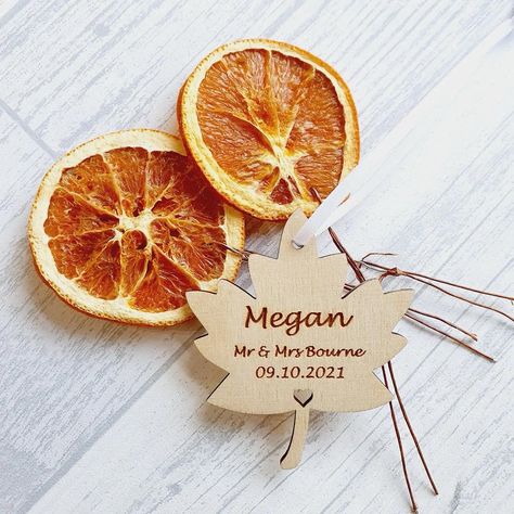 Maple leaf placements names ideal for autumnal weddings or celebrations Maple Leaf Wedding, Personalized Bachelorette Gifts, Green Wedding Favors, Wedding Decor Rustic, Autumnal Wedding, Thanksgiving Place Cards, Wedding Favors Fall, Rustic Fall Wedding, Decor Thanksgiving