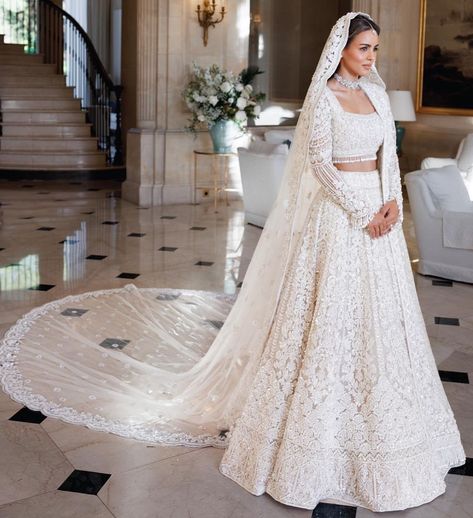 White Indian Wedding Dress, White Bridal Lehenga, Indian Wedding Reception Outfits, Indian Wedding Gowns, Desi Wedding Dresses, Wedding Lehenga Designs, Indian Bride Outfits, White Bridal Dresses, Indian Bridal Lehenga