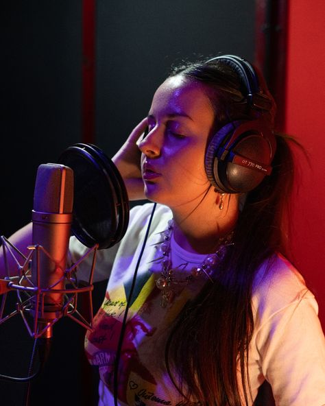 What a fire🔥 vocal recording session we had recently with the lovely @maria.anastasiades 🎤🌟  Be sure to check out her socials and as always follow us for more behind the scenes' studio content. 💗  #camdenrecords #musicproduction #newmusic #musicislife #londonmusic #londonmusicscene #londonmusician #camdenstudio #londonmusicstudio #musicstudio #studiolife #producerlife #artist #songwriter Back At It Again, Music Studio, Recording Studio, A Fire, Studio Album, Music Is Life, New Music, Behind The Scenes, Songwriting