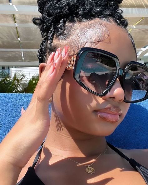 A golden state of mind 🥰 _.mayalovee Instagram, Black Femininity Aesthetic, Femininity Aesthetic, Golden State Of Mind, Swimming Pictures, Beautiful Photoshoot Ideas, Short Locs Hairstyles, Summer Picture Poses, Protective Hairstyles Braids