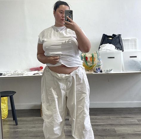 Minami Gessel, Cargo Pants Outfit Plus Size, Jeans Photoshoot, Parachute Pants Outfit, Girls Cargo Pants, Accessorizing Outfits, Cargo Outfit, Cargo Pants Outfit, Swag Girl Style