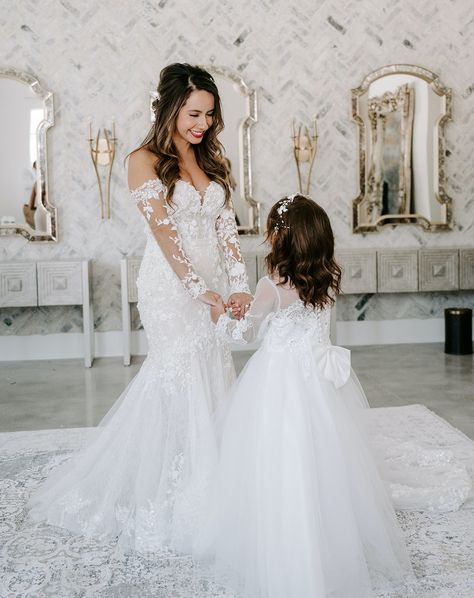 Bride And Mini Bride Pictures, Flowergirl Bride Photos, Bride And Flower Girl Getting Ready, Flower Girl Photoshooting Ideas, Bride And Flowergirl Picture, Wedding Day Picture Ideas, Wedding Photos With Children, Bride With Flower Girl, Picture Morning