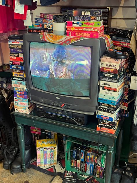 80s Video Store, Vhs Setup, Retro Tv Aesthetic, 2000s Older Brother Core Room, Cinema Bedroom, Living Room 80s, 80s Technology, 2000s Decor, 2000s Games