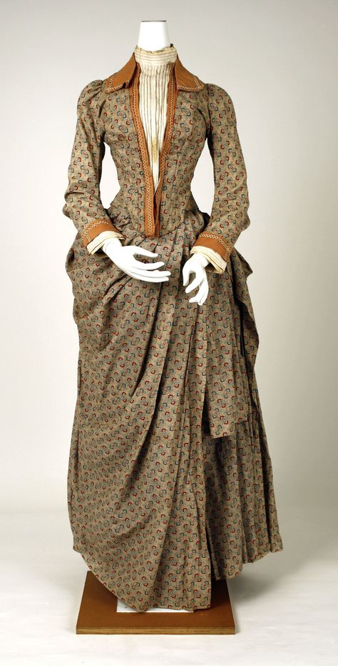 Circa 1885 cotton Walking Dress by Louise Koenmann, French. Label: "Louise Koenmann, 11 rue du 29 Jullet, Paris." Walking Dress, 1880s Fashion, 1800s Fashion, Bustle Dress, 19th Century Fashion, Old Dresses, Victorian Clothing, Century Clothing, Vintage Gowns