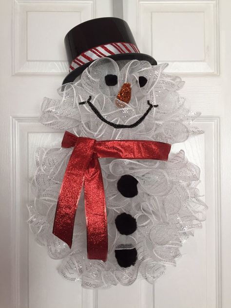 Christmas Deco Mesh Snowman Wreath Red Mesh Wreath, Mesh Snowman Wreath, Deco Mesh Snowman, Mesh Snowman, Christmas Deco Mesh, Outdoor Christmas Decoration Ideas, Mesh Wreath Tutorial, Snowman Christmas Decorations, Deco Mesh Christmas Wreaths