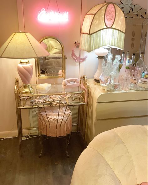 Old Hollywood Room Ideas, Vintage Room Ideas 50s, 80s Glam Furniture, 1980s Bedroom Vintage, Hollywood Glam Aesthetic Room, Pink Glam Room Ideas, Hollywood Regency Vanity, Old Hollywood Glamour Room, Girly Glam Bedroom