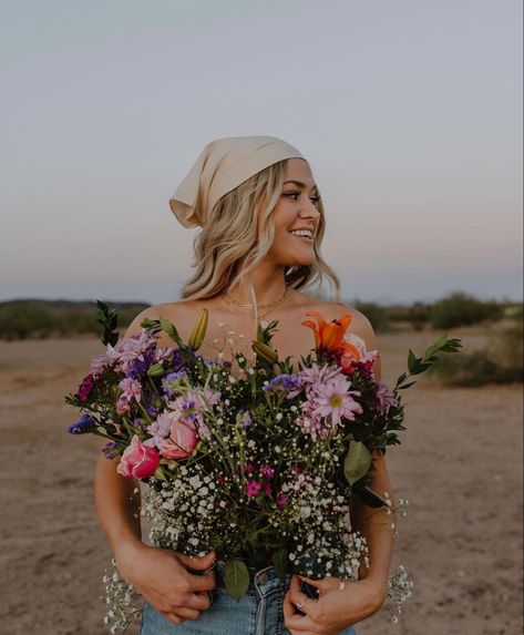 Flower Top Picture Ideas, Beach Flower Photoshoot, Flower Bra Pictures, Floral Top Photoshoot Ideas, Boho Flower Photoshoot, Best Friend Flower Top Photoshoot, Flowers As A Top Photoshoot, Photoshoot Ideas Outside Spring, Bouquet Top Photoshoot