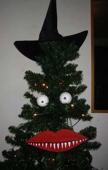 Weird and scary looking Christmas tree Funny Christmas Tree Decorations, Wacky Christmas Tree, Weird Christmas Decorations, Merry Christmas Funny Pictures, Weird Christmas Trees, Cursed Christmas, Funny Christmas Trees, Crazy Christmas Trees, Diy Christmas Tree Ideas