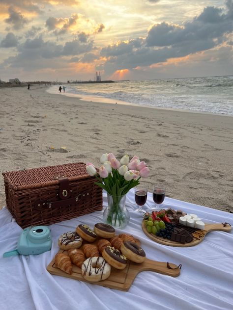 Sunrise Beach Picnic, Picnic Decorations Ideas Simple, Picnic Aesthetic Romantic, Beach Picnic Setup, Beach Picnic Aesthetic, Romantic Beach Picnic, Beach Picnic Party, Montauk Beach, Breakfast Picnic