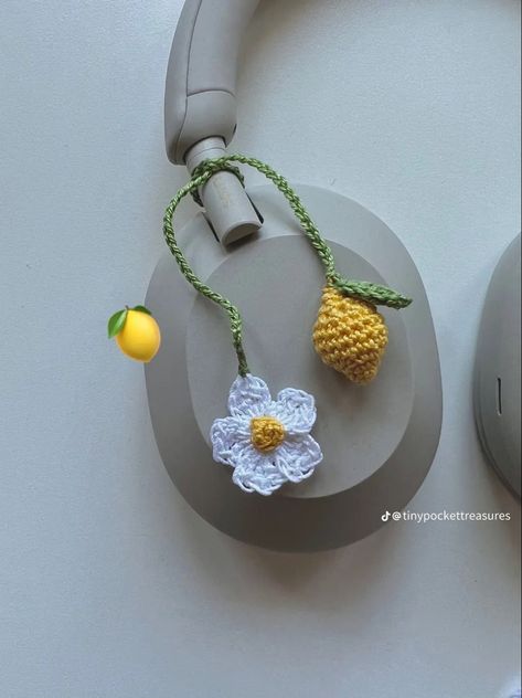 Headphone dangling charms | lemon and flowers | simple croquet art | crafts | #crochet #lemon #flowers #craft #headphones #cottagecore Headphone Charms, Crochet Lemon, Headphone Decoration, Cotton Crochet Patterns, Flowers Simple, Tiny Crochet, Lemon Flowers, Crochet Fairy, Crafts Crochet