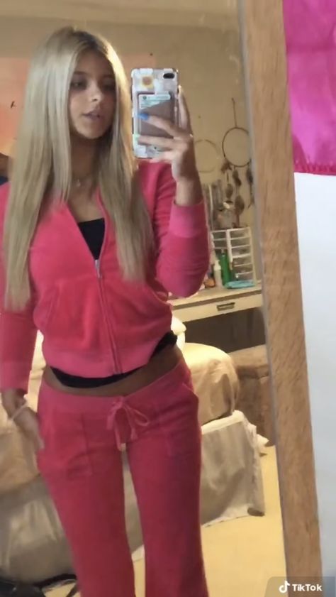 Hot Pink Juicy Couture Tracksuit, 00s Fashion Outfit, Pink Tracksuit, Juicy Couture Tracksuit, Cute Pjs, 00s Fashion, Dress Up Dolls, 2000s Fashion Outfits, Pink Girly Things