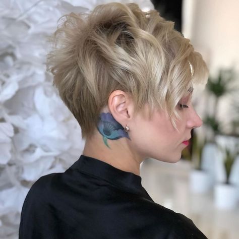 Short hairstyles have been sweeping Instagram lately. Sure people still rock their long princess locks but now people are rocking short bobs, sassy pi... Asymmetrical Pixie Haircut, Asymmetrical Pixie Cuts, Latest Short Hairstyles, Short Hair Styles For Round Faces, Penteado Cabelo Curto, Short Pixie Haircuts, Short Blonde, Round Faces, Short Hair Haircuts