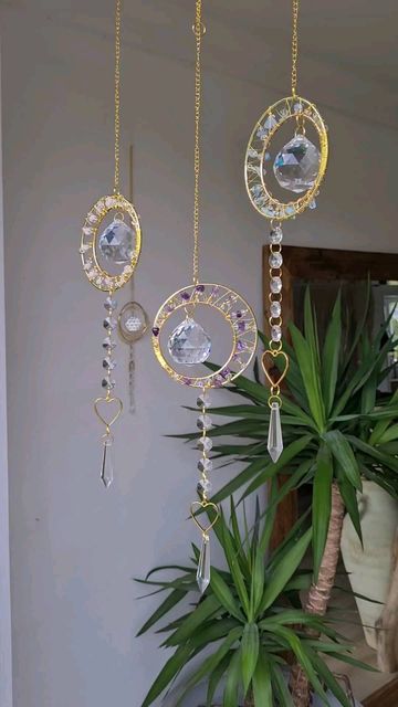 Wire Suncatcher Tutorial, Making A Suncatcher, Diy Suncatchers Crystals, Suncatcher Tutorial, Carillons Diy, Crystal Suncatchers Diy, Suncatcher Diy, Handmade Tutorial, Diy Suncatchers