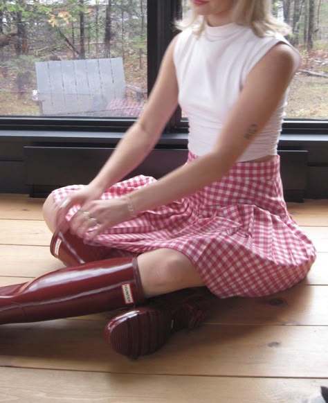 white reformation top - vintage red gingham midi skirt - red hunter rain boots Red Wellies Outfit, Gingham Shoes Outfit, Gingham Midi Skirt Outfit, Red Gingham Skirt Outfit, Red Gingham Dress Outfit, Red Rainboots Outfit, Red Gingham Outfit, Cute Rain Boots Outfit, Rain Boot Outfits