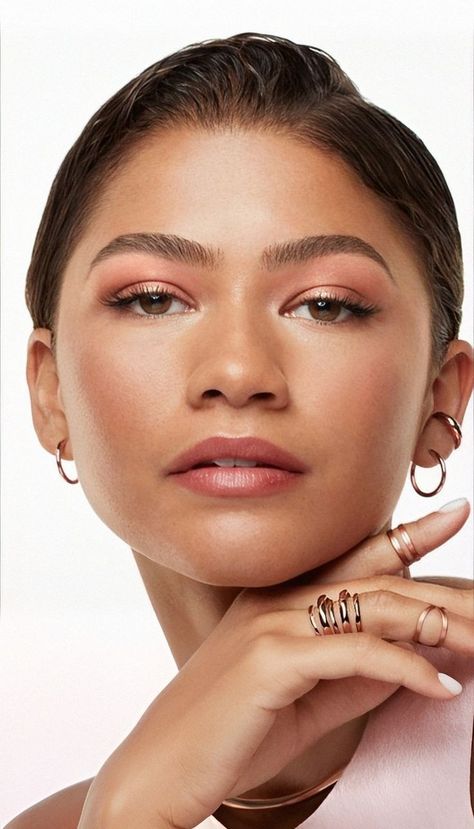 Natural Makeup Zendaya, Natural Makeup Looks For Photoshoot, Clean Beauty Photoshoot, Celebrities Makeup Looks, Cute Everyday Makeup, Zendaya Makeup Looks, Zendaya Lancome, Zendaya 2024, Glam Poses