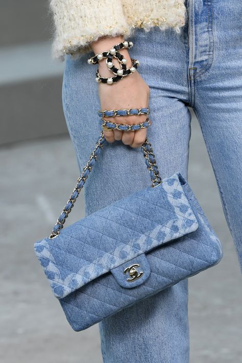 Denim Bag Outfit, Tas Denim, Chanel Outfit, Poppy Delevingne, Mode Chanel, Chanel Cruise, Denim Handbags, Diane Kruger, Kelly Bag