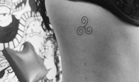 Triskelion Tattoo Women, Minimalist Celtic Tattoo, Triskelion Tattoo Celtic, Triskelion Tattoo, Triquetra Tattoo, Spiral Tattoos, Earth Symbols, Matching Tats, Basic Tattoos