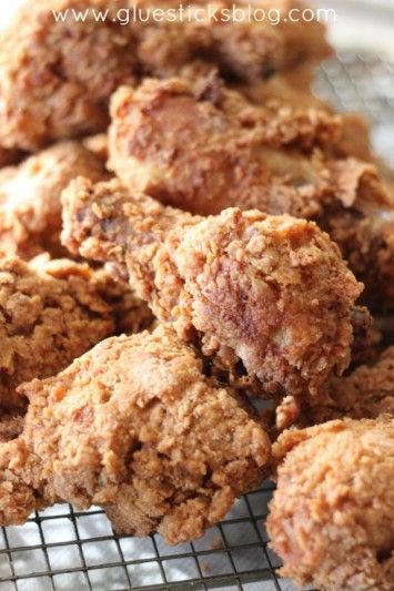 Perfect Fried Chicken: the secret is corn starch and cream of chicken soup. Who knew? Paleo Fried Chicken, Crispy Fried Chicken Recipe, Aip Dinner, Bourbon Maple Syrup, Chicken Delight, Perfect Fried Chicken, Fried Chicken Legs, Paleo Dinners, Making Fried Chicken