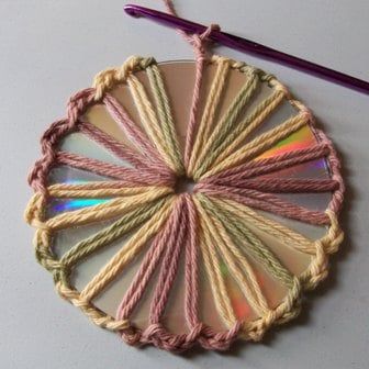 Old Cd, Cd Crafts, Cd Art, Crochet Home, Crochet Hook, How To Crochet, Crochet Techniques, Yarn Crafts, Crocheted Item