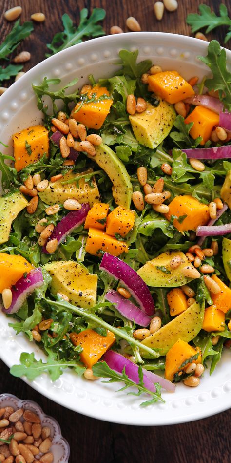 Avocado Mango Salad with Arugula, Pine Nuts, and Honey-Lime Dressing - in a white bowl. Avocado Mango Salad, Dressing Healthy, Bbq Parties, Plats Healthy, Fresh Salad Recipes, Best Salad Recipes, Mango Salad, Summer Salad, Idee Pasto Sano