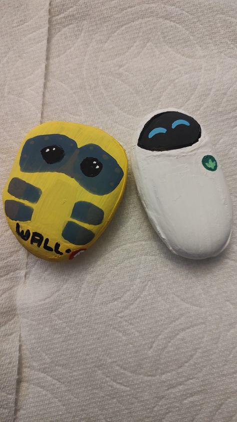 Simple rock painting of one of my favorite Disney movies, WALL-E 🫶 Rock Painting Ideas Disney, Up Rock Painting, Disney Painted Rocks, Disney Painted Rocks Ideas, Disney Rock Painting Ideas, Monster Inc Rock Painting, Groot Painted Rock, Panted Rocks, Moana Painted Rocks